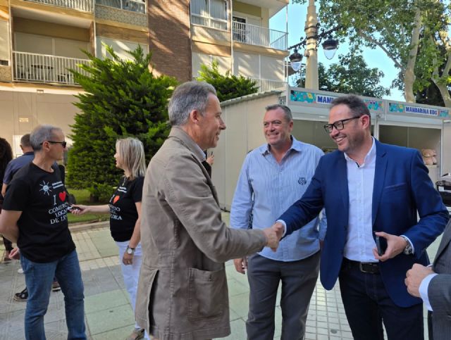 El alcalde Fulgencio Gil inaugura la gran Feria del Comercio Local que podrá disfrutarse en la Alameda hasta el 24 de mayo
