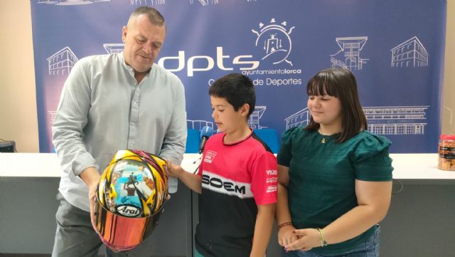 El joven piloto lorquino Pablo Segura presenta el casco con el que llevará el nombre de Lorca por los circuitos internacionales