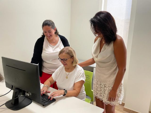 Los mayores de Lorca disfrutan este mes de julio de un taller gratuito sobre el uso del teléfono móvil