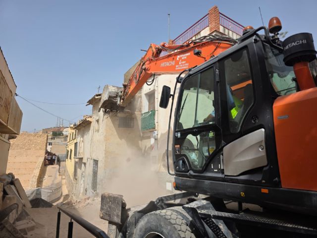 El Ayuntamiento avanza en la regeneración de los barrios altos con la demolición de un inmueble degradado en la calle Pósito para construir una nueva vivienda