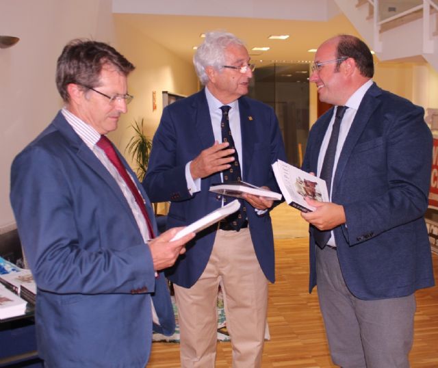 El presidente presenta en Lorca el libro 'Dejarse la piel para cambiar la piel', de Juan Pérez Gil