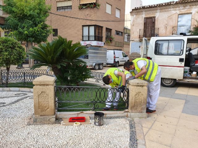 El Ayuntamiento de Lorca lleva a cabo trabajos de mejora en la Plaza del Negrito a través de los alumnos de los programas municipales de empleo y formación