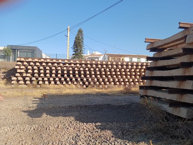 El centro de Almendricos, en las proximidades de la antigua estación, lleva tres lustros acopiando materiales de desecho de las vías del tren