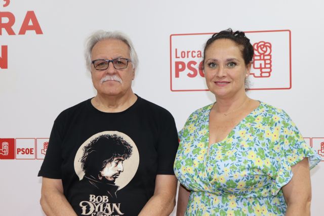 'Las familias lorquinas están sufriendo los altos precios de los libros de texto'