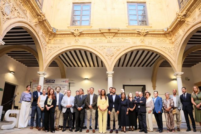 Lorca se convierte en escaparate de un siglo de turismo regional con una gran exposición en el Palacio de Guevara
