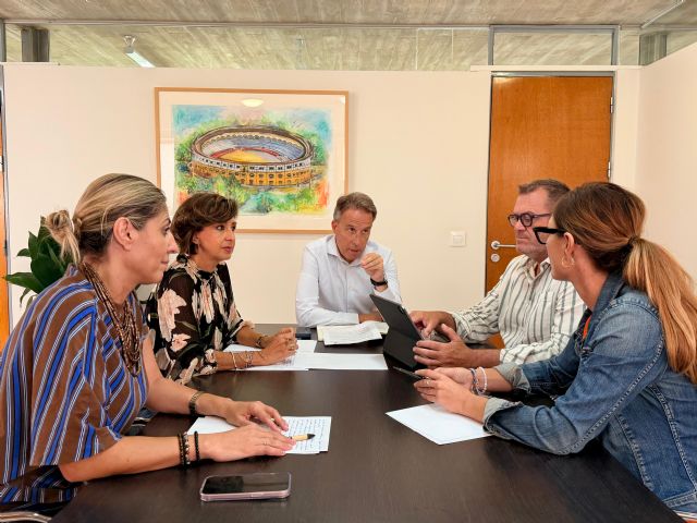 El alcalde Fulgencio Gil felicita a la Policía Nacional por la detención del agresor al anciano de 81 a&ntilde;os en el barrio de La Vi&ntilde;a