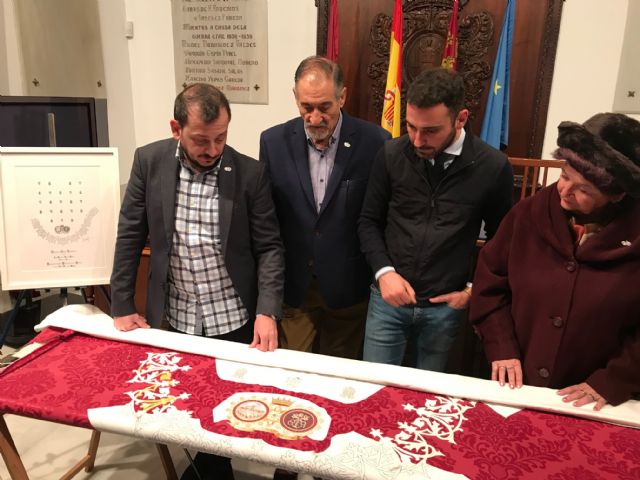 Las bordadoras lorquinas crean una nueva capa para San Clemente que se estrenará en noviembre de 2019