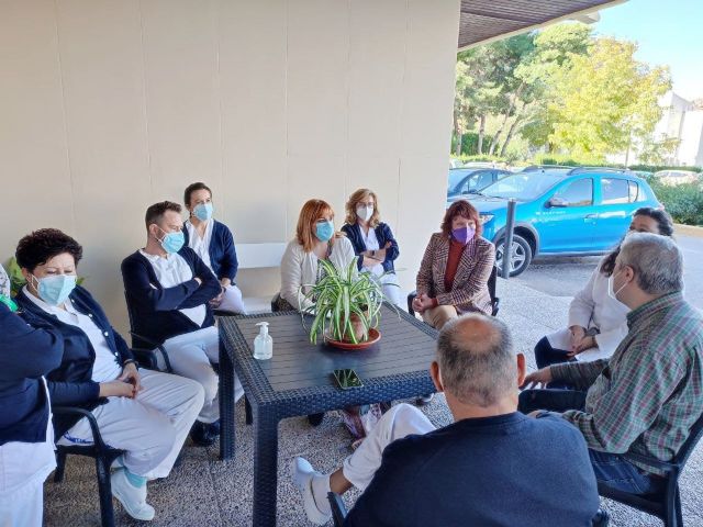 Podemos y la plantilla de la residencia Domingo Sastre de Lorca exigen más personal y que no se despida a los refuerzos Covid