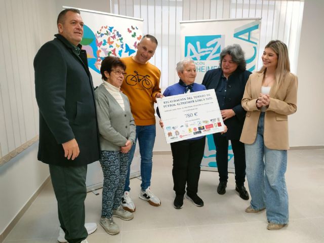 La Asociación de Alzheimer de Lorca recibe la recaudación del torneo de fútbol solidario celebrado en Navidad