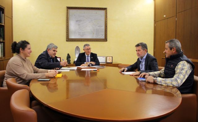 Urrea mantiene una reunión de trabajo con la CR de Lorca