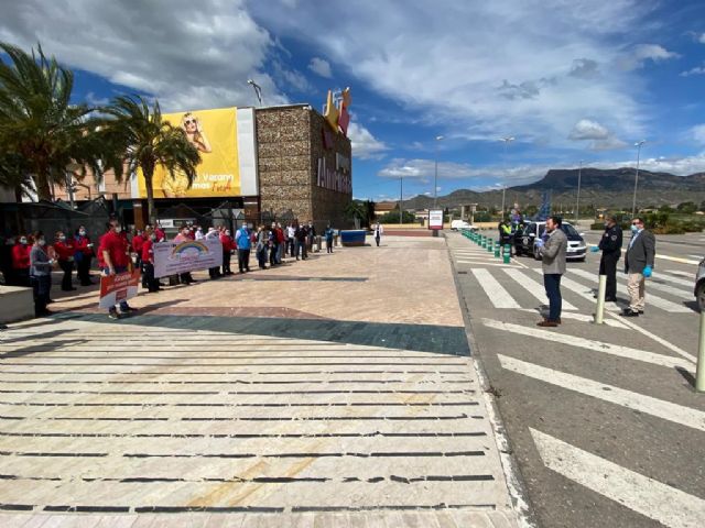 El Ayuntamiento traslada, junto a la Policía Local, el agradecimiento de los lorquinos a todos los empleados del sector privado que también trabajan en primera línea