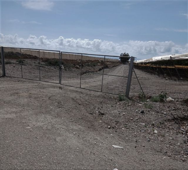 Empresarios agrícolas cortan con puertas metálicas y candados el paso de una rambla en Puntas de Calnegre