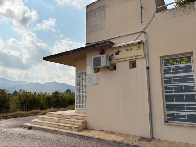 López Miras y Fulgencio Gil dejan sin consultorio médico en verano a los vecinos y vecinas de La Campana