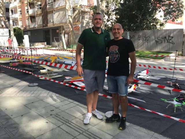 La Alameda de la Constitución acoge la exposición de aeromodelismo con una veintena de maquetas