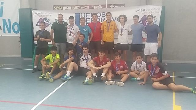 20 jóvenes disfrutan de una concentración de minibalonmano en el Pabellón de San José