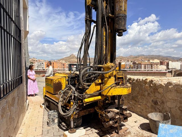 El Ayuntamiento de Lorca avanza en la consolidación del muro en la calle Los Pozos, cuyo estado tras la DANA amenazaba a las viviendas colindantes