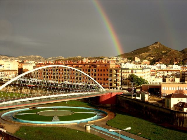Basura, grafitis y botellones se apoderan del cauce urbano del río Guadalentín