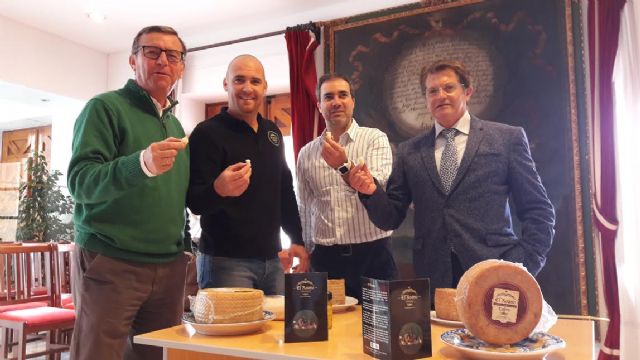El Alcalde de Lorca felicita a la Quesería El Roano por las dos medallas obtenidas en la World Cheese Awards celebrada en el International Cheese Festival
