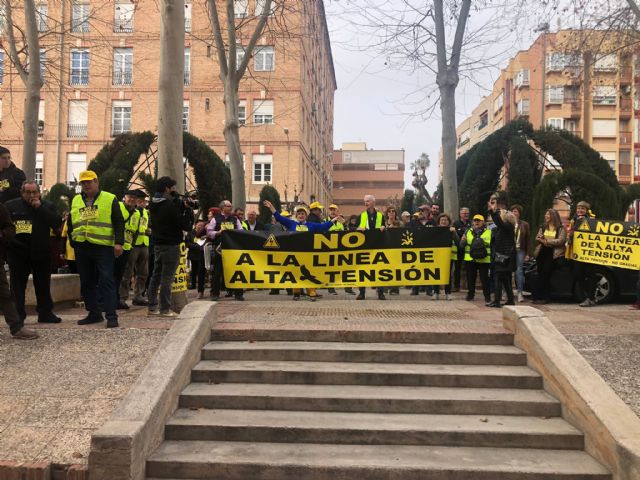 El PSOE de Lorca se une a los vecinos afectados por el trazado de la línea eléctrica de alta tensión Hinojar-Águilas para exigir al Gobierno regional la cancelación del proyecto