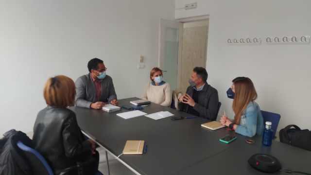 La subida del precio de la gasolina y el cierre de la línea de tren provoca que numerosos estudiantes del Campus Universitario reclamen clases virtuales