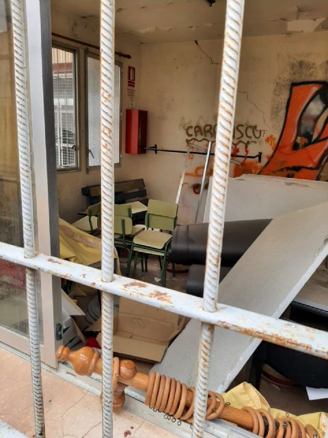 Somos Lorca denuncia  el lamentable estado de conservación y mantenimiento del antiguo colegio y sus aledaños de La Hoya