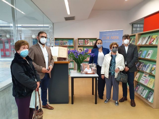 La Biblioteca 'Pilar Barnés' recibe un ejemplar ilustrado de 'El ingenioso hidalgo Don Quijote de La Mancha', de 1894, perteneciente a la escritora lorquina Maruja Sastre