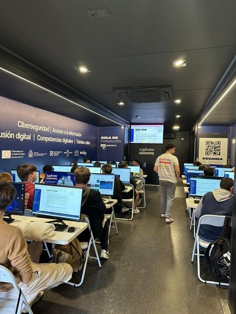 Regresa a Lorca la formación itinerante gratuita 'Applícate: Sube, conecta y aprende'