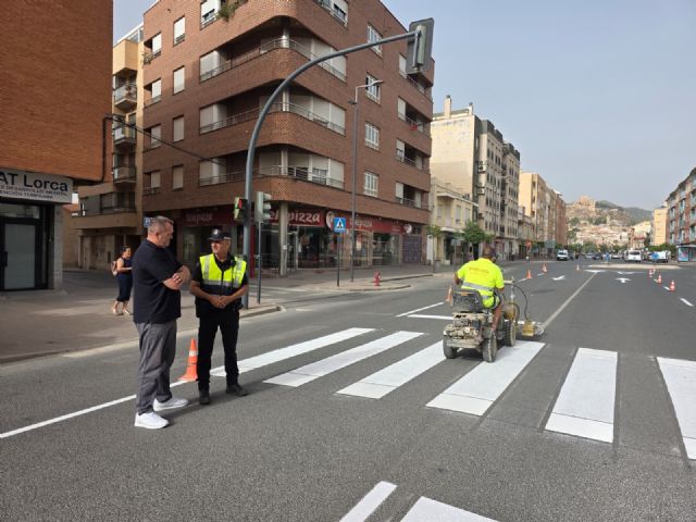 El Ayuntamiento de Lorca refuerza la seguridad vial con un plan intensivo de repintado de la se&ntilde;alización horizontal en todo el casco urbano y pedanías