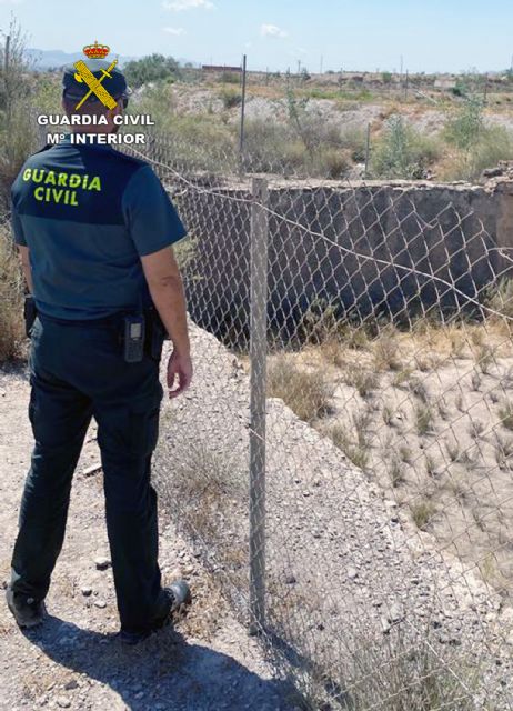 La Guardia Civil rescata a dos perros atrapados en una balsa de riego abandonada
