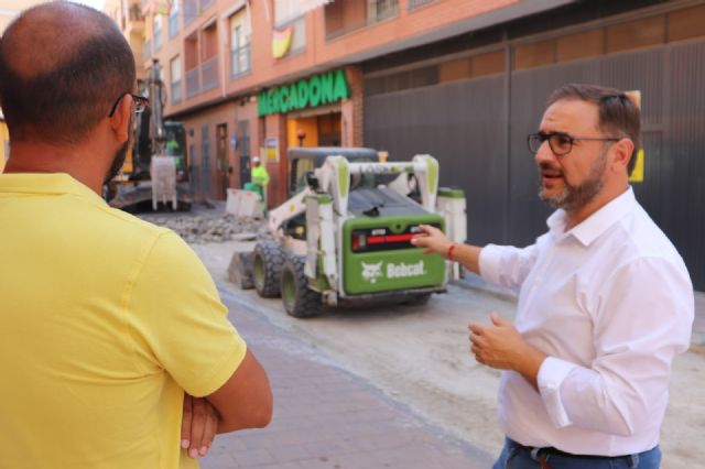El alcalde de Lorca supervisa los trabajos que se están desarrollando para el acondicionamiento de la calzada del carril de Caldereros