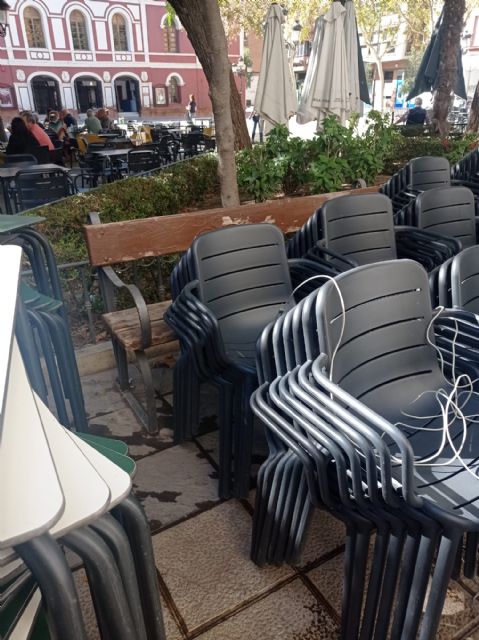 IU sale en defensa de los vecinos que denuncian que la Plaza de Calderón se queda sin bancos en los que poder sentarse