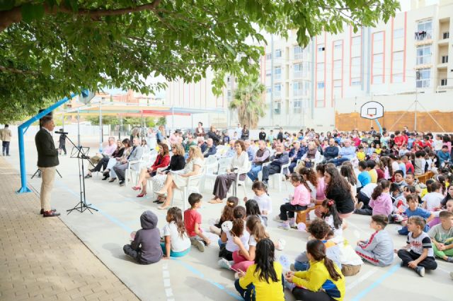 El colegio Sagrado Corazón de Jesús de Lorca rinde homenaje a los militares del Regimiento Mallorca 13 que rescataron a más de 400 escolares y profesores durante la riada de 1973