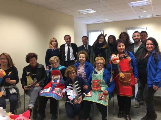 La Concejalía del Mayor abre el plazo de inscripción para el programa de los Abuelos Cuentacuentos que este año tiene como novedad la técnica del Kamishibai