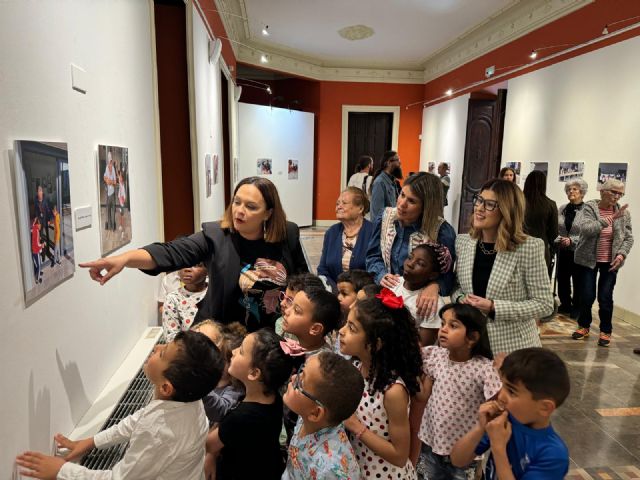 El Huerto Ruano acoge una exposición fotográfica sobre el proyecto intergeneracional 'Vidas que se unen'