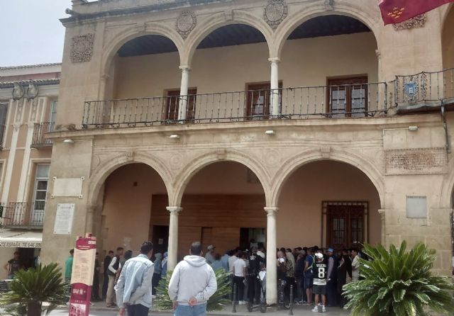 IU exige explicaciones por el caos en la gestión municipal de la regularización de inmigrantes