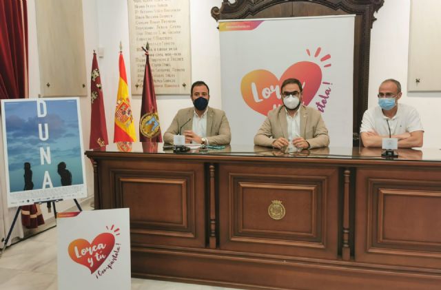 El cineasta lorquino Dany Campos estrenara mañana viernes el largometraje indie 'Duna' que tiene como uno de sus escenarios la costa lorquina