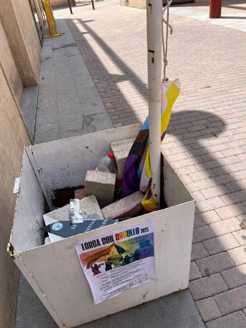 Lorcaíris denuncia un nuevo ataque a la bandera LGTBIQ+ en pleno mes del Orgullo