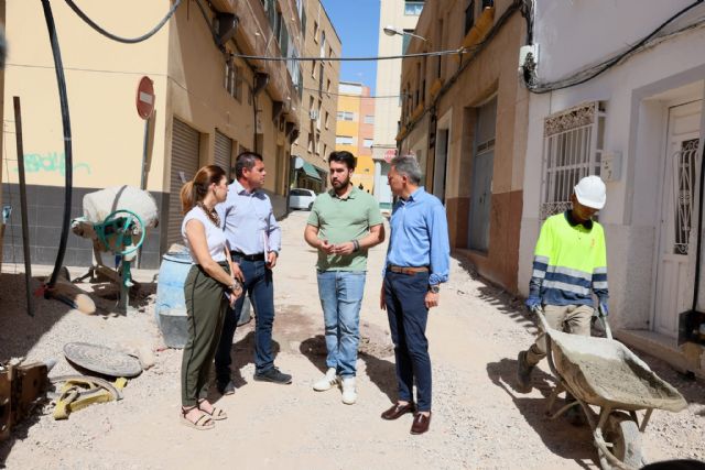 Las obras de la calle Oria y Cantoria avanzan para convertir esta vía del barrio lorquino de San José en un espacio más accesible, seguro y moderno