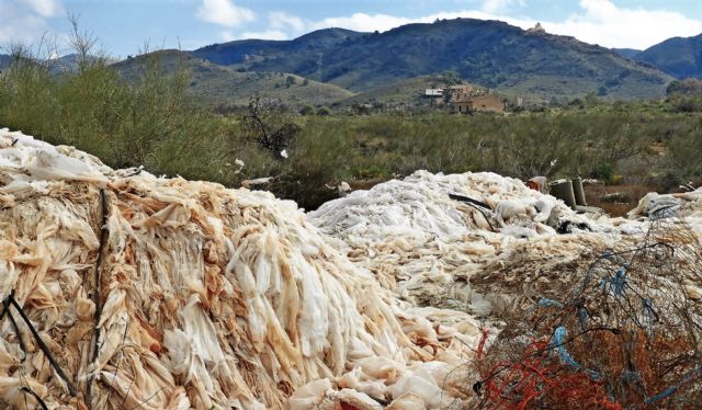IU exige al ayuntamiento que asuma sus obligaciones de control, inspección y sanción en materia de residuos plásticos agrícolas