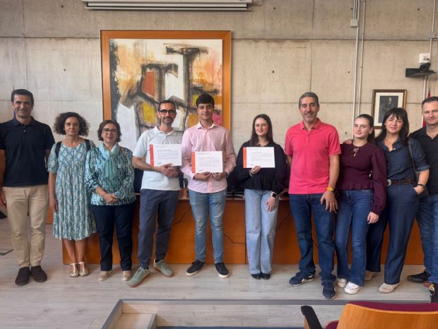 Alumnos del IES Francisco Ros Giner consiguen tres galardones en el II Premio a los mejores trabajos de Bachillerato de la Región de Murcia concedidos por la Facultad de Economía y Empresa de la Universidad de Murcia