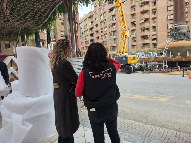 El Óvalo estrena decoración navideña con una instalación artesanal y llamativa