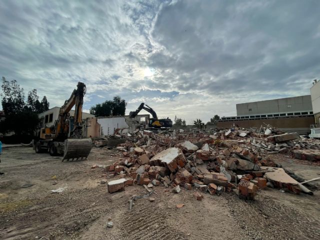 El Ayuntamiento de Lorca lleva a cabo el derribo de las antiguas naves industriales necesario para la remodelación y ampliación del actual parque del barrio de San Antonio