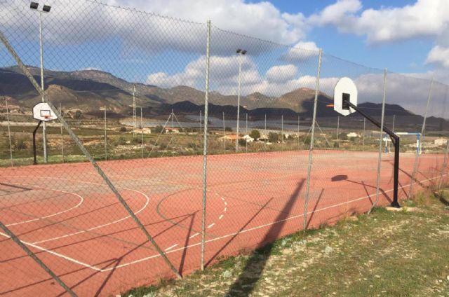El PSOE exige al Ayuntamiento de Lorca que recupere el sistema de alumbrado de la pista polideportiva de la pedanía de Morata