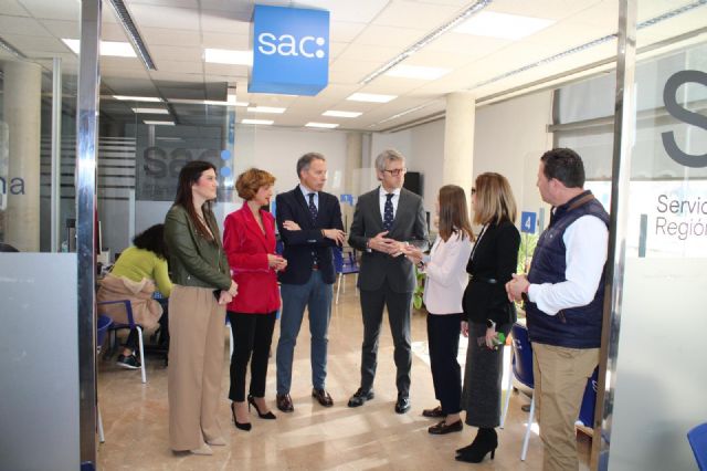 La oficina regional de ventanilla única en Lorca implementa tabletas de firma biométrica y amplía el servicio de traducción a 30 idiomas