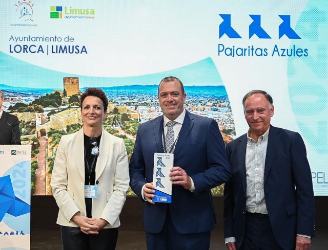 Lorca recibe la triple 'pajarita azul' de Aspapel por su trabajo para impulsar el reciclaje de papel y cartón