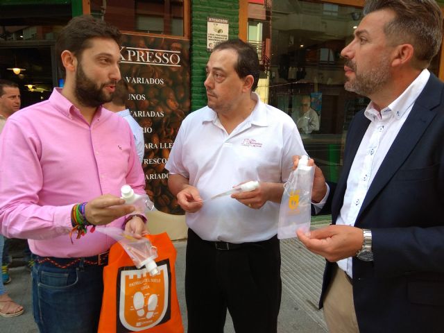La campaña para el fomento de los buenos hábitos en el paseo de mascotas por las calles de la ciudad suma la participación de las asociaciones de Hosteleros y Comerciantes