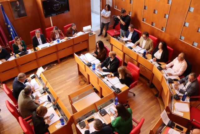Fulgencio Gil impone a las familias lorquinas una subida del 100% en el precio del servicio de comedor escolar, con el voto de PP y VOX
