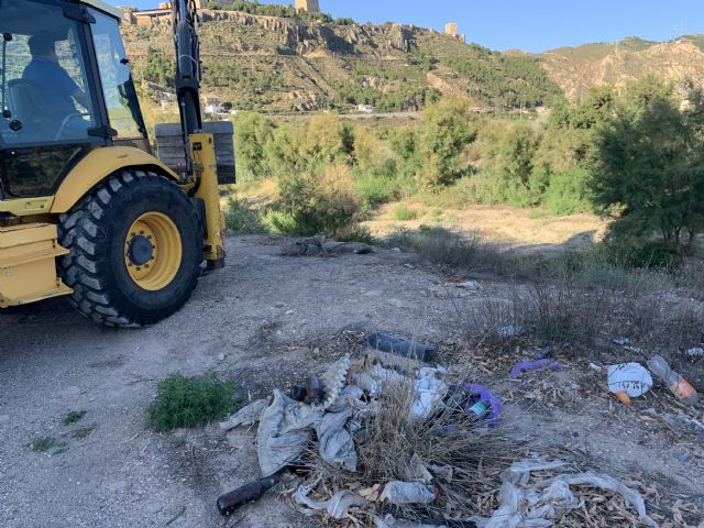 El Ayuntamiento de Lorca realiza la recogida de cerca de 254 toneladas de residuos incontrolados en un tramo del cauce del río Guadalentín
