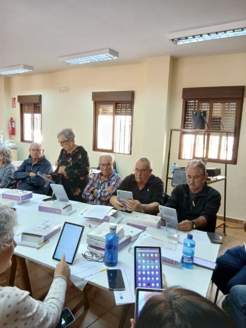 Los mayores del municipio se podrán beneficiar de nuevos talleres de tecnología y manejo de herramientas digitales puestos en marcha por el Ayuntamiento