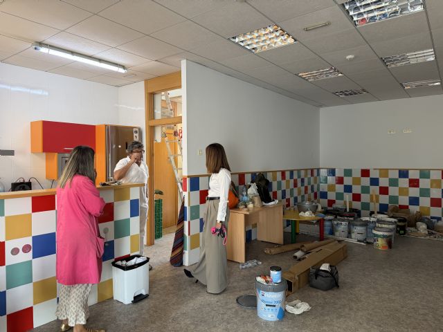 El Ayuntamiento de Lorca realiza trabajos de revestimiento y pintura en las instalaciones de la Escuela Municipal de Educación Infantil de La Hoya